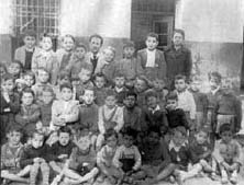 D. Antonio Gallego con sus alumnos de la escuela ubicada en la calle de las Monjas